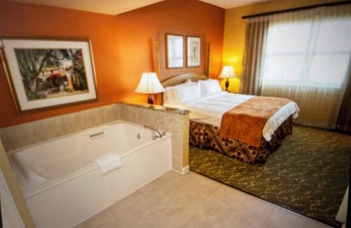 Doral Resort | 2-bedroom resort in phenomenal Miami with AC, fitness room