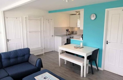 Westleigh Ski Chalet | 2-bedroom sea view property 1 min from the sea & SW Coast Path