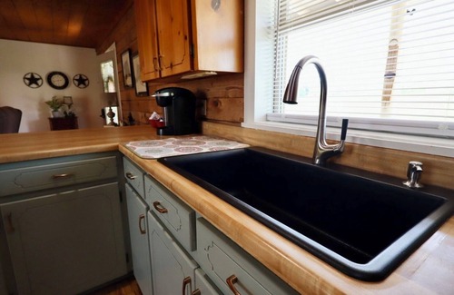Inman Cabin | 2-bedroom “secret” cabin close to Interstates & Amenities-Boiling Springs, SC