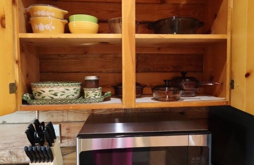 Inman Cabin | 2-bedroom “secret” cabin close to Interstates & Amenities-Boiling Springs, SC
