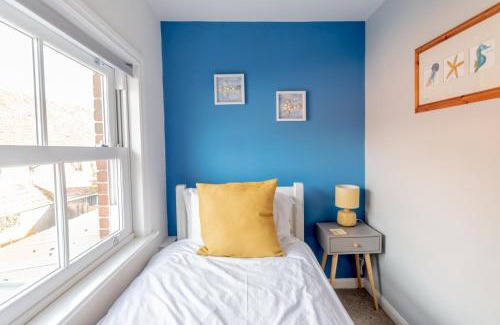 Titchfield House | 2-Bedroom Stylish, Cosy & Bright Cottage, Pet Friendly, Sleeps 5, Titchfield Village - by Blue Puffin Stays