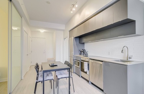 Garden District Apartment | 2 Bedroom Suite near Dundas Square