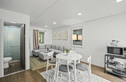 Hollywood House | 2 Bedroom Tiny Farm Home Next to Shul, near Seminole Hard Rock Hotel & Casino! by RedAwning