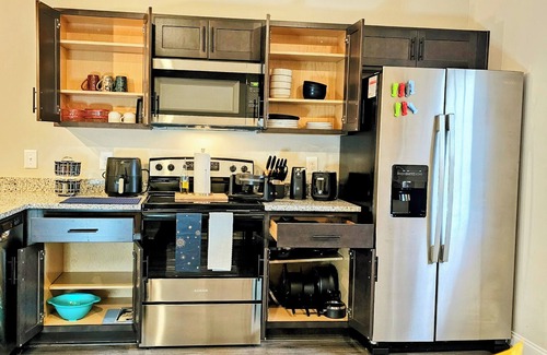 Clarksville House | 2-bedroom townhome with WiFi. Close to Army base and Hwy. 45 mins to Nashville.