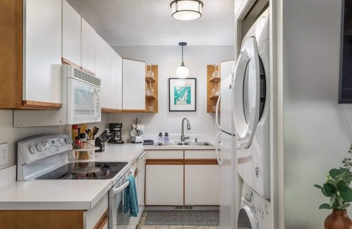 Traverse City House | 2-Bedroom Townhouse Next to TART Trail & Close to Downtown TC!