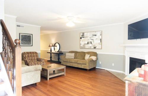 Tuscaloosa House | 2 Bedroom Townhouse Retreat 10 min to UA Stadium