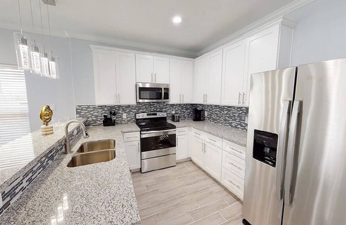 Southeast Houston House | 2 bedroom w/upstairs balcony attached to master