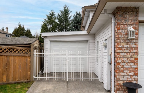 Guildford House | 2 Bedrooms/2 Bathrooms w/ private indoor/outdoor parking