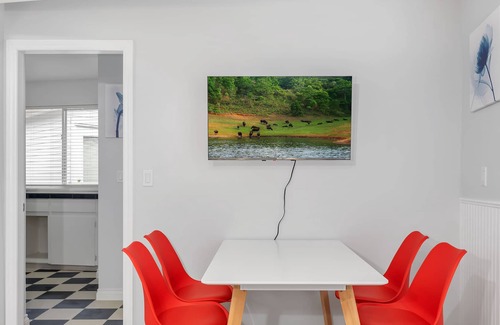 Guildford House | 2 Bedrooms/2 Bathrooms w/ private indoor/outdoor parking
