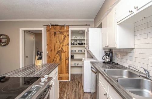 Briarwood Apartment | 2 Bedrooms in Quiet Midtown Little Rock near St Vincent-Coffee-Guest Safety