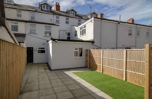 South Shore Apartment | 2 Bedrooms Sleeps 6 Near Top Blackpool Attractions
