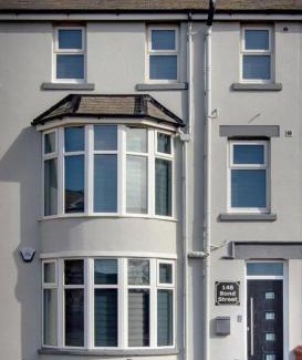 South Shore Apartment | 2 Bedrooms Sleeps 7 Near Top Blackpool Attractions