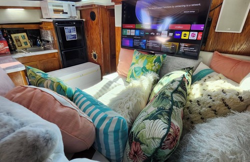 Washington Park Boat Rental | 2 Bedrooms Yacht Rental