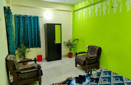 Jhusi House | 2 BHK & Balcony Nature's Theme Apartment Homestay