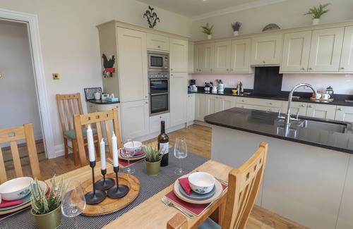 Troutbeck Cottage | 2 BIRKHEAD, family friendly, with open fire in Windermere