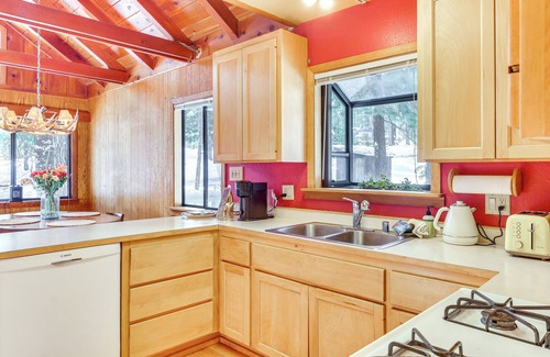 Tahoe City House | < 2 Blocks to Lake Tahoe: Family Home Near Skiing