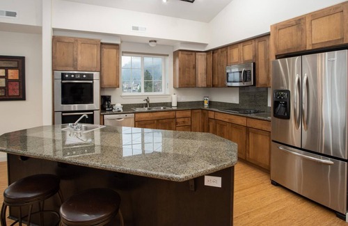 Downtown Leavenworth Apartment | 2 BR/2 BA Condo with Stunning Views from Private Balcony – in Town!