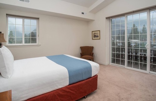 Downtown Leavenworth Apartment | 2 BR/2 BA Condo with Stunning Views from Private Balcony – in Town!