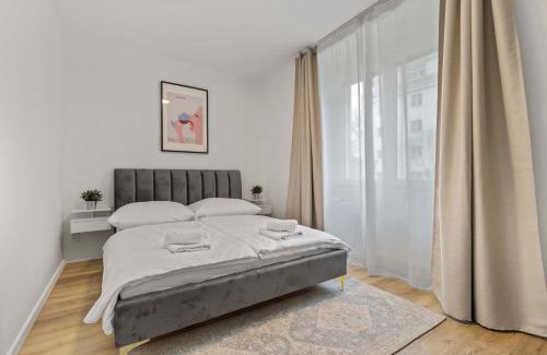 Nivy Apartment | 2 BR Apt Steps to Nivy Station