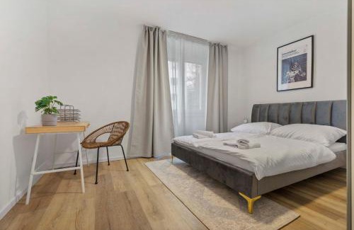 Nivy Apartment | 2 BR Apt Steps to Nivy Station