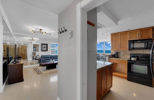 Galt Mile Condo | 2 BR Apt w/amazing view of the beach, pool, beach bar and private Jacuzzi