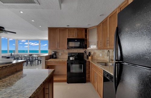 Galt Mile Condo | 2 BR Apt w/amazing view of the beach, pool, beach bar and private Jacuzzi