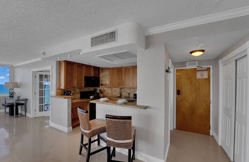 Galt Mile Condo | 2 BR Apt w/amazing view of the beach, pool, beach bar and private Jacuzzi