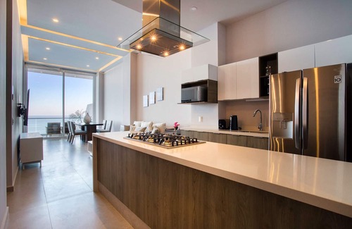 Las Glorias Condo | 2 BR Ocean View Penthouse @ Harbor 171 w/Lux Amenities