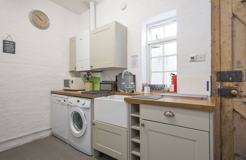 Angle House | 2 Chapel Bay, Holiday Home Angle, Sleeps 5, 2 bedrooms, bathrooms