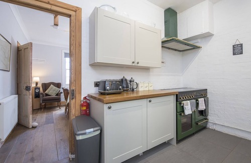 Angle House | 2 Chapel Bay, Holiday Home Angle, Sleeps 5, 2 bedrooms, bathrooms