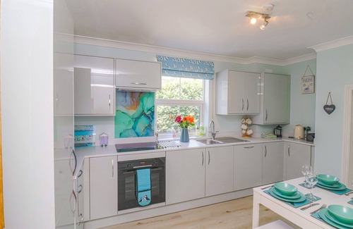 Lyme Regis Cottage | 2 COBB VIEW, pet friendly, country holiday cottage in Lyme Regis
