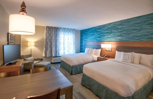 Flagami Hotel | 2 Comfortable Units with Kitchenette, Pool, Free Breakfast & Airport Shuttle