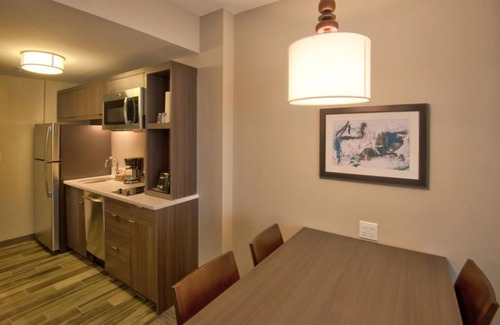 Flagami Hotel | 2 Comfortable Units with Kitchenette, Pool, Free Breakfast & Airport Shuttle