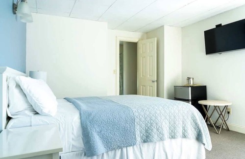 Newport Hotel | #2 | Comfy Room w/Queen-bed