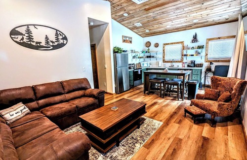 Pinetop Cottage | 2 Covered decks, patio dining, quiet, tall pines