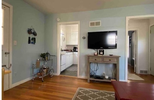 Saugatuck House | #2 Cozy 1-bdrm suite downtown with parking