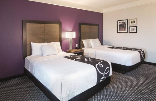 Arlington Hotel | 2 Cozy Rooms Just Steps from Six Flags Excitement & Cowboy Legends!