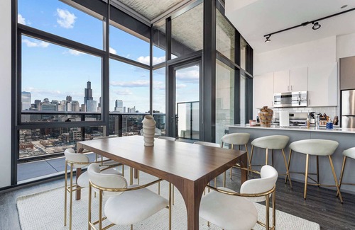 West Loop Apartment | 2 Designer Apts for Group Stays + Top Amenities
