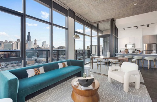 West Loop Apartment | 2 Designer Apts for Group Stays + Top Amenities