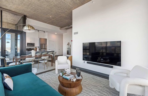 West Loop Apartment | 2 Designer Apts for Group Stays + Top Amenities