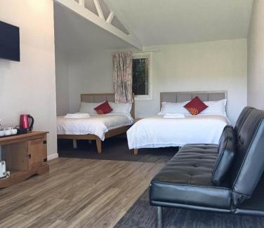 Kawaha Point Ski Chalet | 2 double and 1 sofa beds garden chalet, 7D Salisbury Road, Rotorua