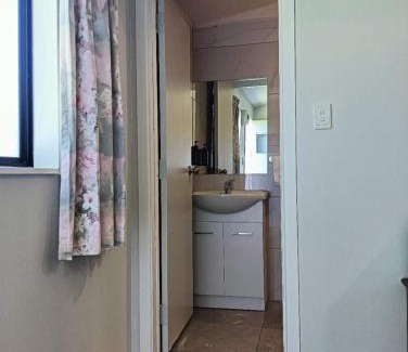 Kawaha Point Ski Chalet | 2 double and 1 sofa beds garden chalet, 7D Salisbury Road, Rotorua