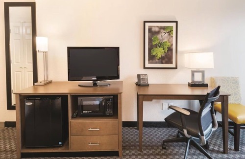 Arlington Hotel | 2 Double Beds, La Quinta Inn, Free Breakfast & Pool Relaxation Near Six Flags