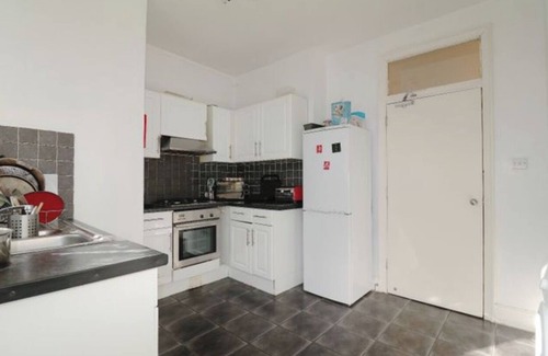 Eastbourne Apartment | 2 Double rooms in spacious flat right next to the sea for some summer fun!