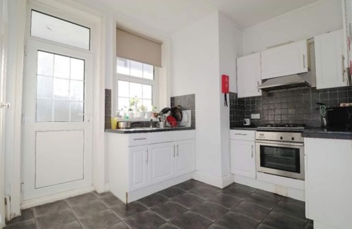 Eastbourne Apartment | 2 Double rooms in spacious flat right next to the sea for some summer fun!