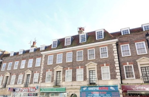 Eastbourne Apartment | 2 Double rooms in spacious flat right next to the sea for some summer fun!