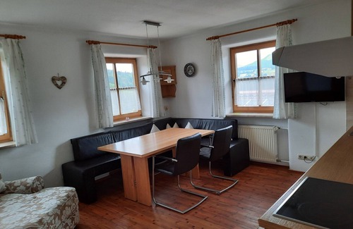 Reit im Winkl Apartment | 2) Drei-Raum-Ferienwohnung 57qm, 2-4 Personen, Dusche/WC, 2 Extra-Schlafzimmer, Küche, Balkon