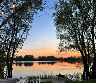 Frognall House | 2 Elm Water lakeside hideaway