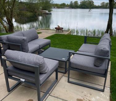 Frognall House | 2 Elm Water lakeside hideaway