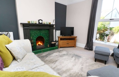 Bodmin Cottage | 2 EMMA PLACE, pet friendly, with open fire in Bodmin